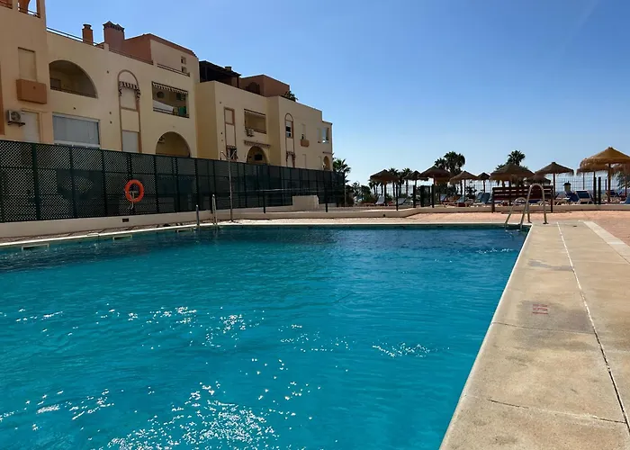 Vista Marina Con Piscina Todo El Ano